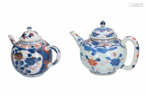 A lot of two Imari porcelain teapots with floral decor. Unmarked. China, Qianlong. H. 12,5 - 13,5