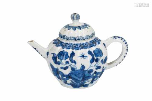 A lobbed blue and white porcelain teapot with floral decor. Unmarked. China, Kangxi. H. 10,5 cm.