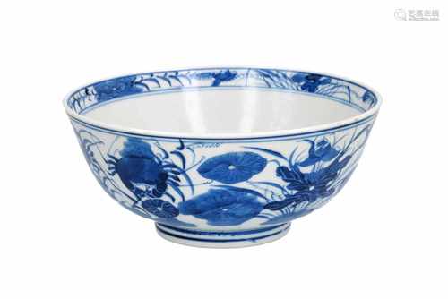 A blue and white porcelain bowl, decorated with crabs. Marked with 4-character mark Kangxi. China,