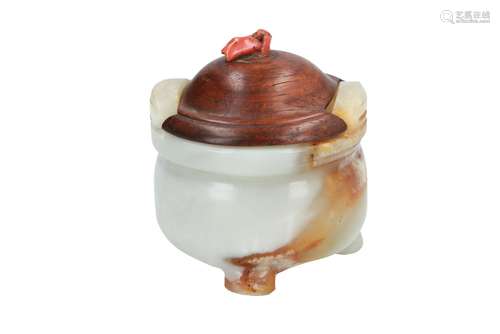 A jade tripod censer with wooden cover and red coral knob. China, ca. 1900. H. 5 cm.