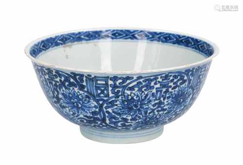 A blue and white porcelain bowl with floral decor. Unmarked. China, Kangxi. Diam. 17,5 cm. H. 7,5