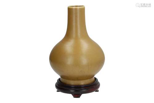 A tea dust porcelain vase on wooden base. Marked with seal mark Qianlong. China, 18th/19th