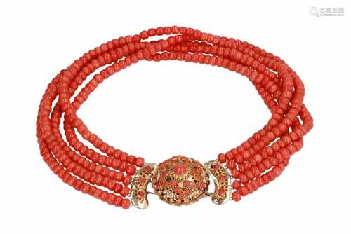 A five-strand red coral necklace with golden clasp set with red corals. Diam. ca. 5,5 - 7,0 mm. Tot.