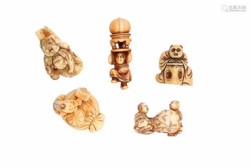 Lot of five netsuke, 1) Ivory Hotei with bag and karako. H. 3,5 cm. 2) Ivory Hotei with fan and