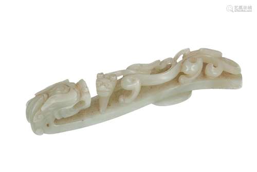 A jade belt hook depicting dragons. China, 19th/20th century. L. 13,5 cm. 白玉螭龙腰带扣 年代：中国19/20世纪 长：