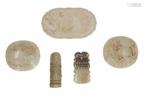 Lot of five diverse jade objects, including belt buckle. China, 19th/20th century. L. 6,5 - 12 cm.