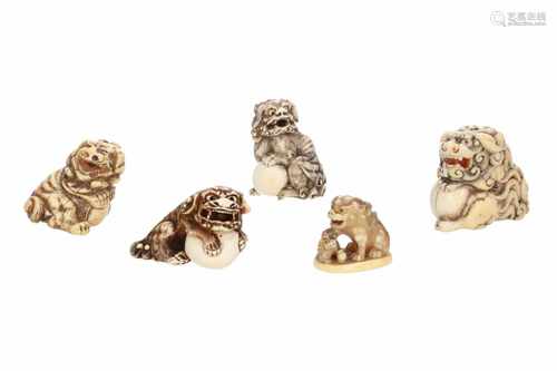 Lot of four netsuke and one seal netsuke, 1) Ivory shishi with ball. Signed Gyokuyosai. H. 3 cm.