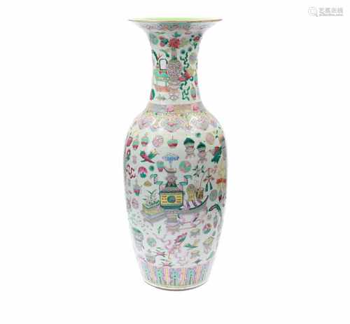 A polychrome porcelain vase, decorated with antiquities. Unmarked. China, 19th century. H. 62 cm.