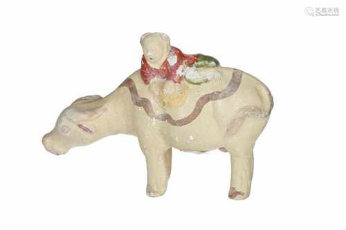 A stoneware sculpture of a child on buffalo. Diana Cargo. China, ca. 1816. H. 11,5 cm.