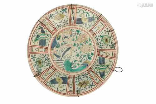 A polychrome charger with floral decor. Unmarked. Japan, 17th century. Diam. 32,5 cm.