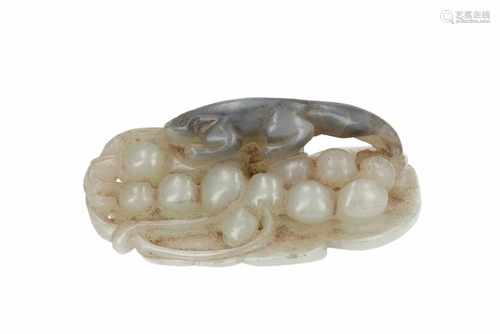 A jade pendant depicting an animal. China, 19th/20th century. L. 7 cm.