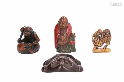 Lot of three netsuke and one seal, 1) Staghorn seal, dragon on base. H. 3 cm. 2) Wood with