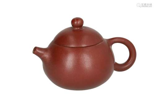 A dark red Yixing teapot. Marked with seal mark Gu Jing Zhou. China, 20th century. H. 6,5 cm.