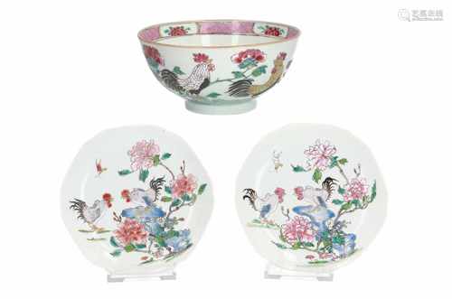 A Famille Rose porcelain bowl, decorated cockerel and flowers. Unmarked. China, Qianlong. Added