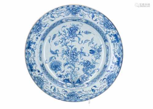 A blue and white porcelain charger, decorated with flowers. Unmarked. China, Qianlong. Diam. 35,5