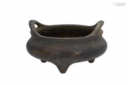 A bronze tripod censer with two handles. Marked with seal mark Xuande. China, 19th century. Weight