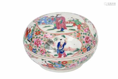 A Famille Rose porcelain lidded box, decorated with little boys. Unmarked. China, 19th century.