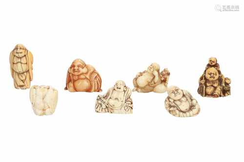 Lot of five netsuke, 1) Ivory reclining shishi with ball and cub. L. 4,5 cm. 2) Ivory shishi lying