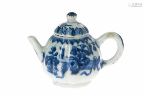 A blue and white lobbed porcelain teapot with floral decor. Unmarked. China, Qianlong. H. 7,5 cm.