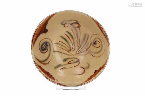 A Changsha polychrome bowl, decorated with flowers. Unmarked. China, Tang. Diam. 15,5 cm. H. 5 cm.