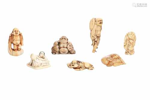 Lot of five netsuke, 1) Ivory Hotei sitting on base. H. 3,5 cm. 2) Ivory Hotei and karako on base.