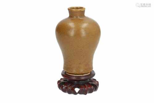 A teadust glazed porcelain Meiping vase on wooden base. Unmarked. China, 18th/19th century. H. 10,