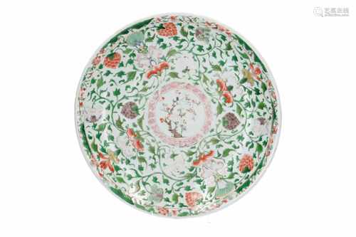 A polychrome porcelain charger with floral decor. Marked with fungus. China, Kangxi. Diam. 35 cm.