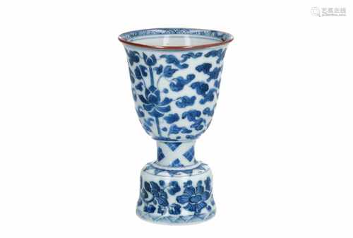 A blue and white porcelain stem cup with floral decor. Marked with artemisia leaf. China, Kangxi. H.