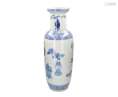 A blue and white porcelain vase, decorated with antiquities. Unmarked. China, 20th century. H. 71