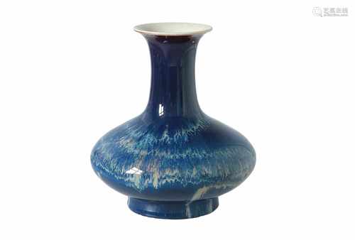 A blue flambé glazed porcelain vase. Unmarked. China, 20th century. H. 25 cm.