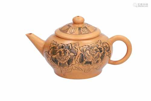 Yixing teapot with characters. Marked with 6-character mark. China, 20th century. H. 6 cm.