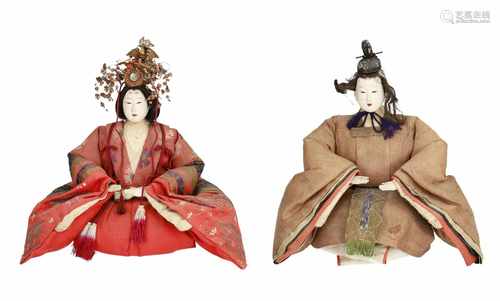 Two seated dolls. Japan, Meiji. H. 22 - 26 cm.