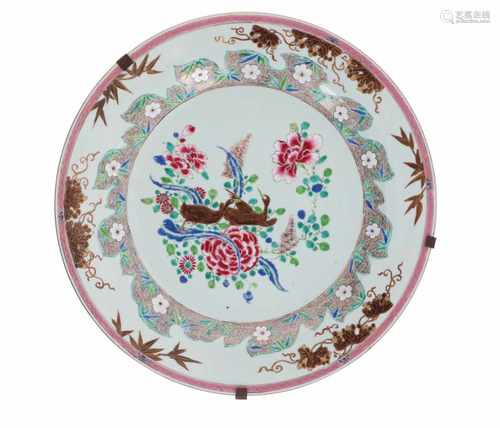 A large Famille Rose porcelain charger, decorated with geese. Unmarked. China, Qianlong. Diam. 38