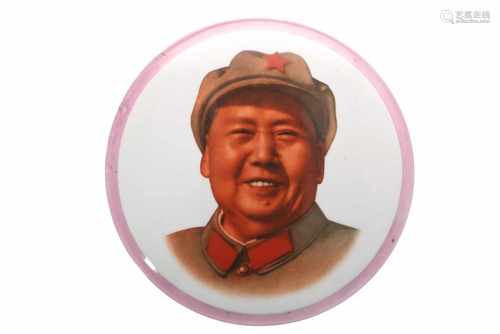 A round polychrome porcelain plaque, depiciting Mao Zedong. Marked with characters. China, 20th