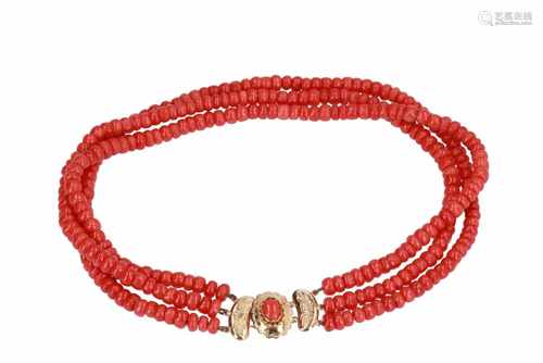 3-row red coral necklace with 14-kt gold clasp set with red coral. Diam. ca. 5,8 - 7,0 mm. Tot.