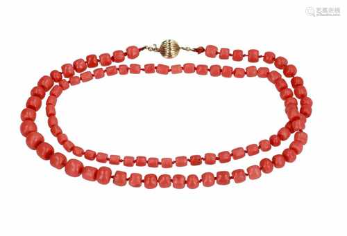 Red coral necklace with 14-kt gold clasp. Diam. ca. 6,5 - 10,8 mm. Tot. weight ca. 64 gr.