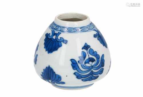 A blue and white porcelain brush washer with floral decor. Unmarked. China, Kangxi. H. 6,5 cm.