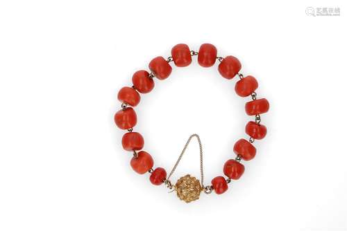 A red coral bracelet with 14-kt gold clasp. Diam. ca. 9,4 - 12,4 mm. Tot. weight ca. 33,5 gr.