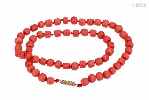 Red coral necklace with 14-kt gold clasp. Diam. ca. 7 - 8,6 mm. Tot. weight ca. 35 gr.