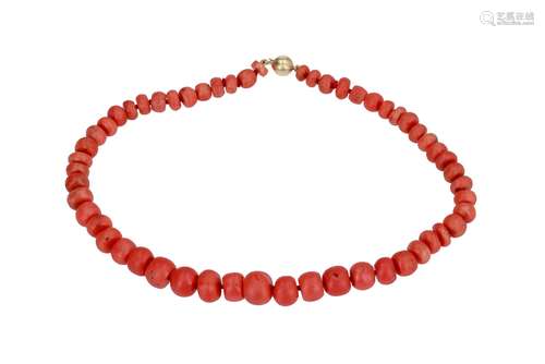 Red coral necklace with 14-kt gold clasp. Diam. ca. 7,1 - 13,3 mm. Tot. weight ca. 54,8 gr.