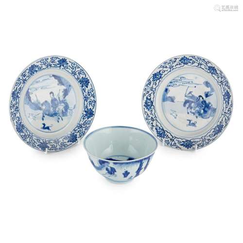 PAIR OF BLUE AND WHITE 'HUNTING' PLATES QI YU TANG MARK, KANGXI PERIOD 21cm diam