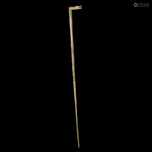 Y FINELY CARVED IVORY WALKING CANE QING DYNASTY, 19TH CENTURY 71cm long