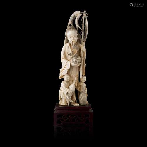 Y IVORY FIGURAL GROUP OF A FISHERMAN AND TWO BOYS LATE QING DYNASTY 25cm high (excluding stand)