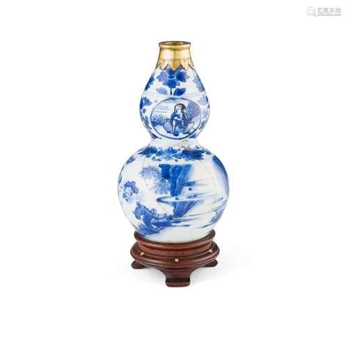 SMALL BLUE AND WHITE DOUBLE-GOURD VASE TRANSITIONAL PERIOD 17cm high (excluding stand)