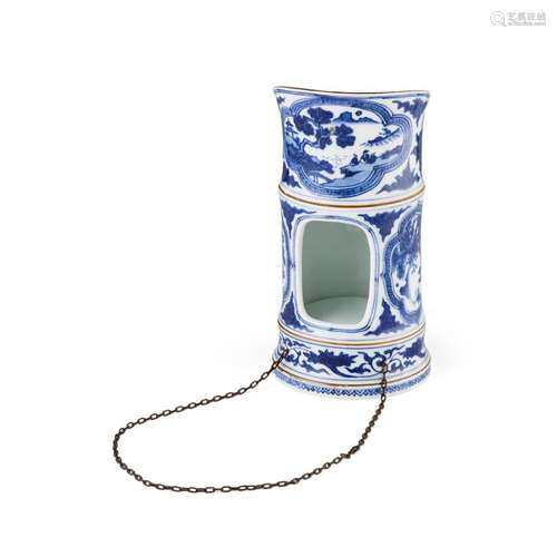 BLUE AND WHITE OIL BURNER SIGNED SHOUJU, SHOWA PERIOD 20.5cm high