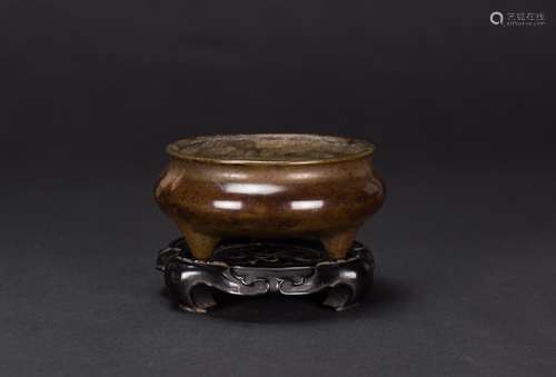 17th Century- Bronze Tri-Pod Censer ‘Da Ming Xuande Nian Zhi ‘ Mark H: 5.5cm. W: 12cm