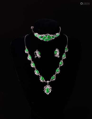 A Set Of Jadeite Braclets, Earring And Necklace Mounted With 18K White Gold