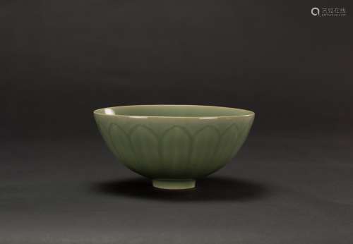 Qing-A Longquan ‘Lotus ‘ Bowl