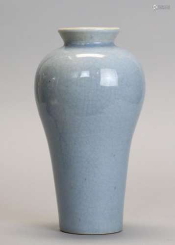 Chinese sky blue crackle decorated vase, 19th c.