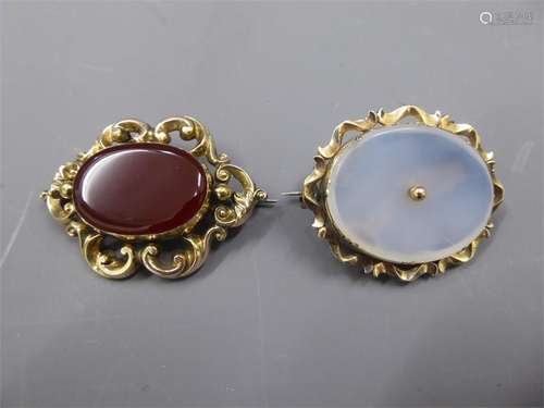 An Antique 9ct Yellow Gold and Agate Mourning Brooch